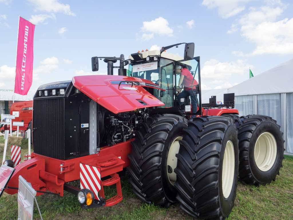 Демпоказ трактора RSM 2375 с офсетной бороной DV-1000:600.jpeg