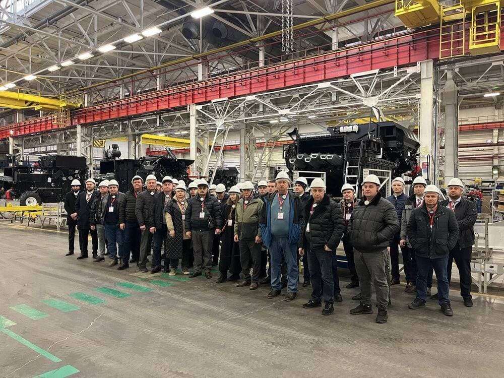 Делегация аграриев в цеху сборки комбайнов Ростсельмаш Делегация аграриев в цеху сборки комбайнов Ростсельмаш